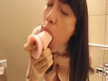 Skandal ABG Kantoran Garuk Gatal di Toilet